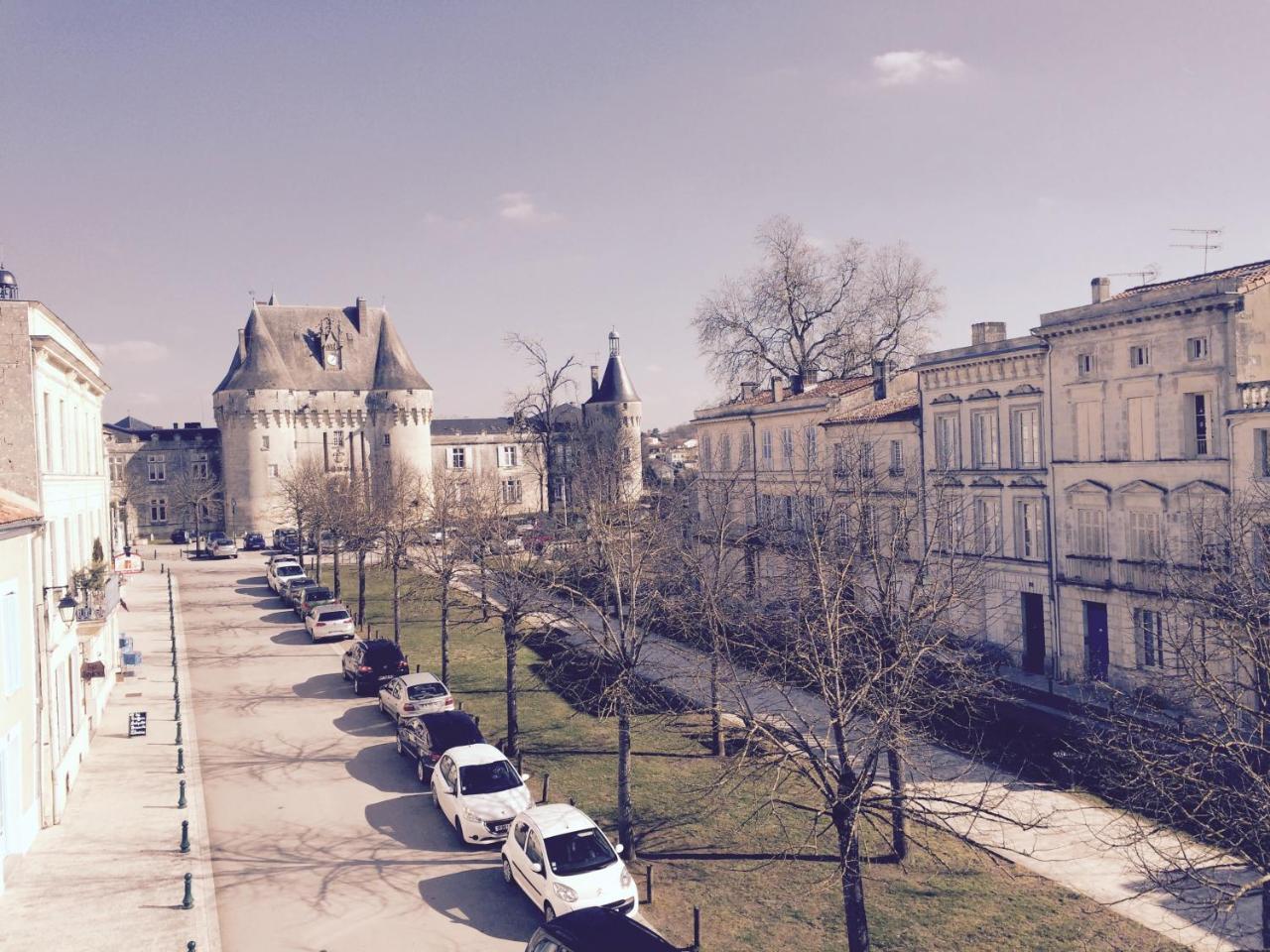 Studio Place Du Chateau Appartement Jonzac Buitenkant foto